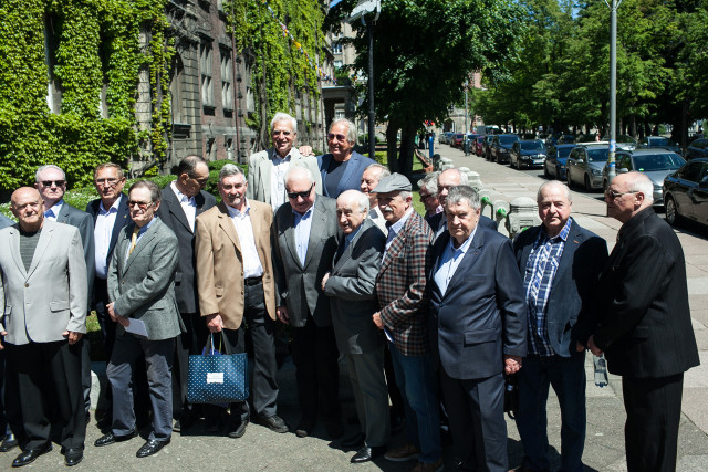 Spotkanie absolwentów PSM  w Szczecinie, rocznik 1967 przed wejściem do budynku szkoły