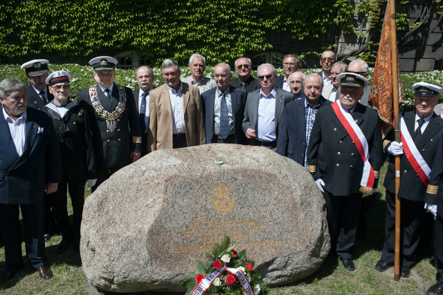 Spotkanie absolwentów PSM w Szczecinie z rocznika 1967 przy kamieniu upamiętniającym szkołę