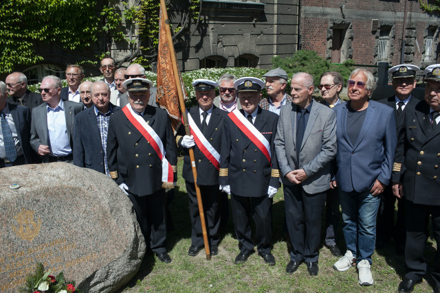 Spotkanie absolwentów PSM w Szczecinie z rocznika 1967 przy kamieniu upamiętniającym szkołę