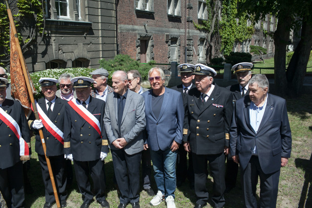 Spotkanie absolwentów PSM w Szczecinie z rocznika 1967 przy kamieniu upamiętniającym szkołęSpotkanie absolwentów PSM w Szczecinie z rocznika 1967 przy kamieniu upamiętniającym szkołę