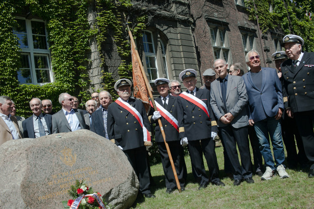 Spotkanie absolwentów PSM w Szczecinie z rocznika 1967 przy kamieniu upamiętniającym szkołę