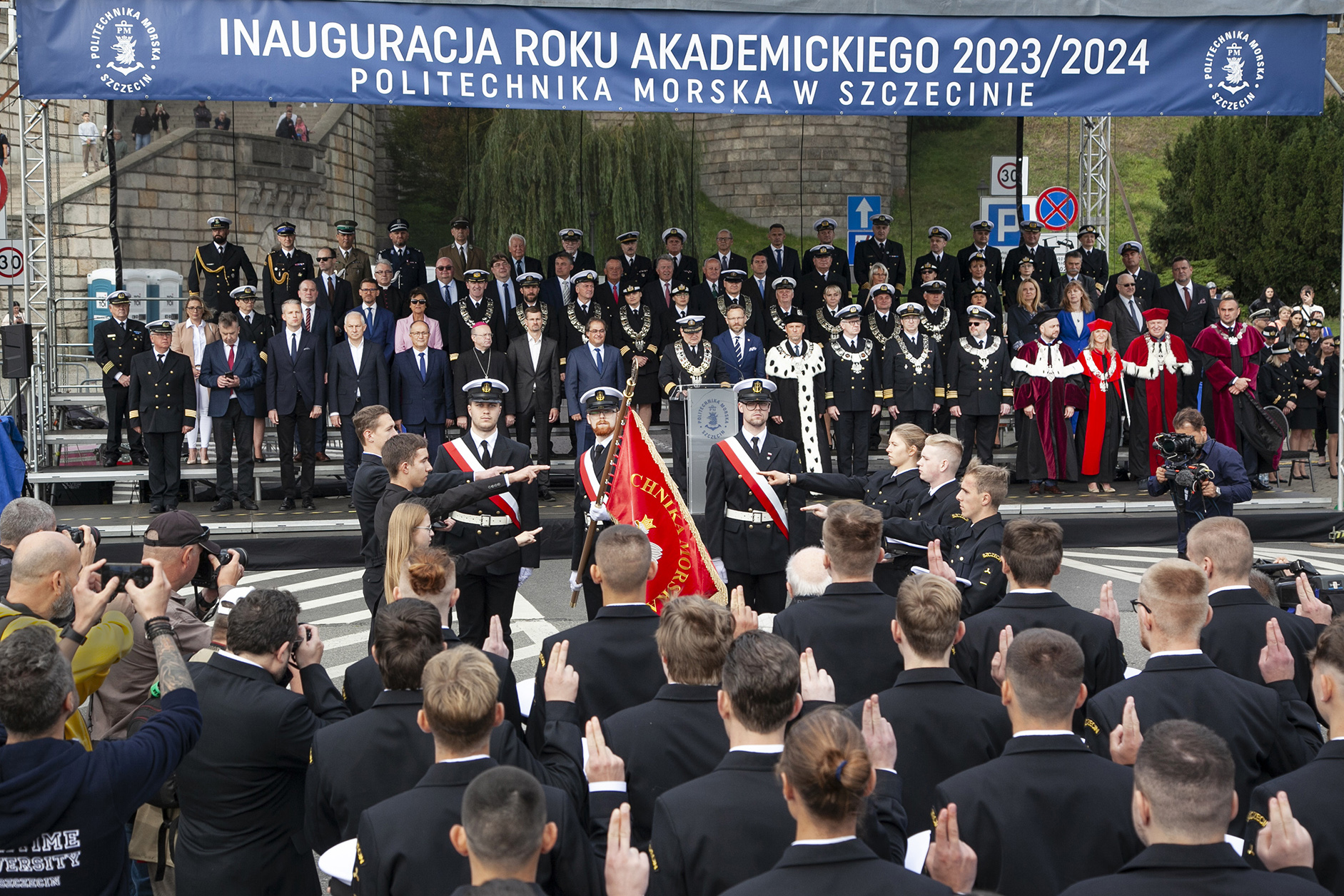 Ślubowanie studentów I roku Politechniki Morskiej w Szczecinie podczas uroczystości inauguracji nowego roku akademickiego 2023/24