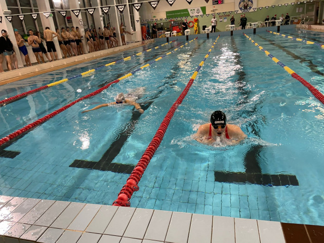 Rywalizacja studentów AMS w pływaniu na dystansie 50m.