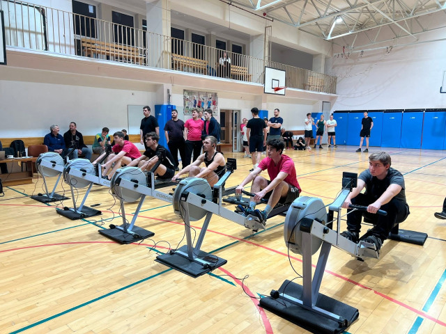 Start mężczyzn w ergometrze wioślarskim 