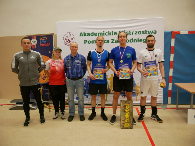 Podium kat. mężczyźni -  Akademickie Mistrzostwa Województwa Zachodniopomorskiego w Roundnet 2023