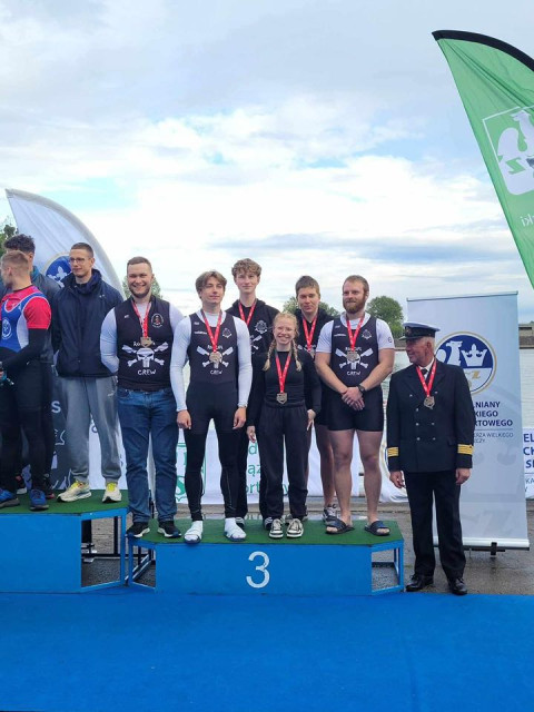 AMP w Wioślarstwie 2025 - podium z trenerem