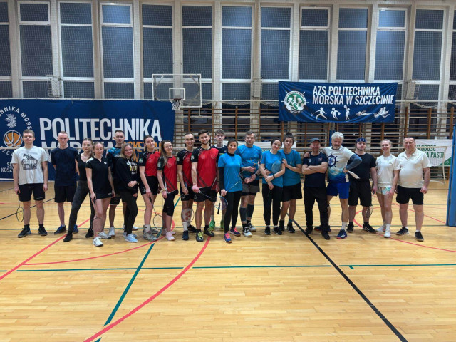 Zawodnicy AMWZ w Badmintonie - zdjęcie grupowe