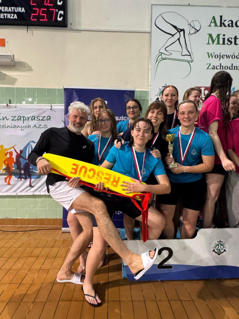 Akademickie Mistrzostwa Szczecina w Ratownictwie Wodnym 2025 - drużyna kobiet PM z Trenerem na podium