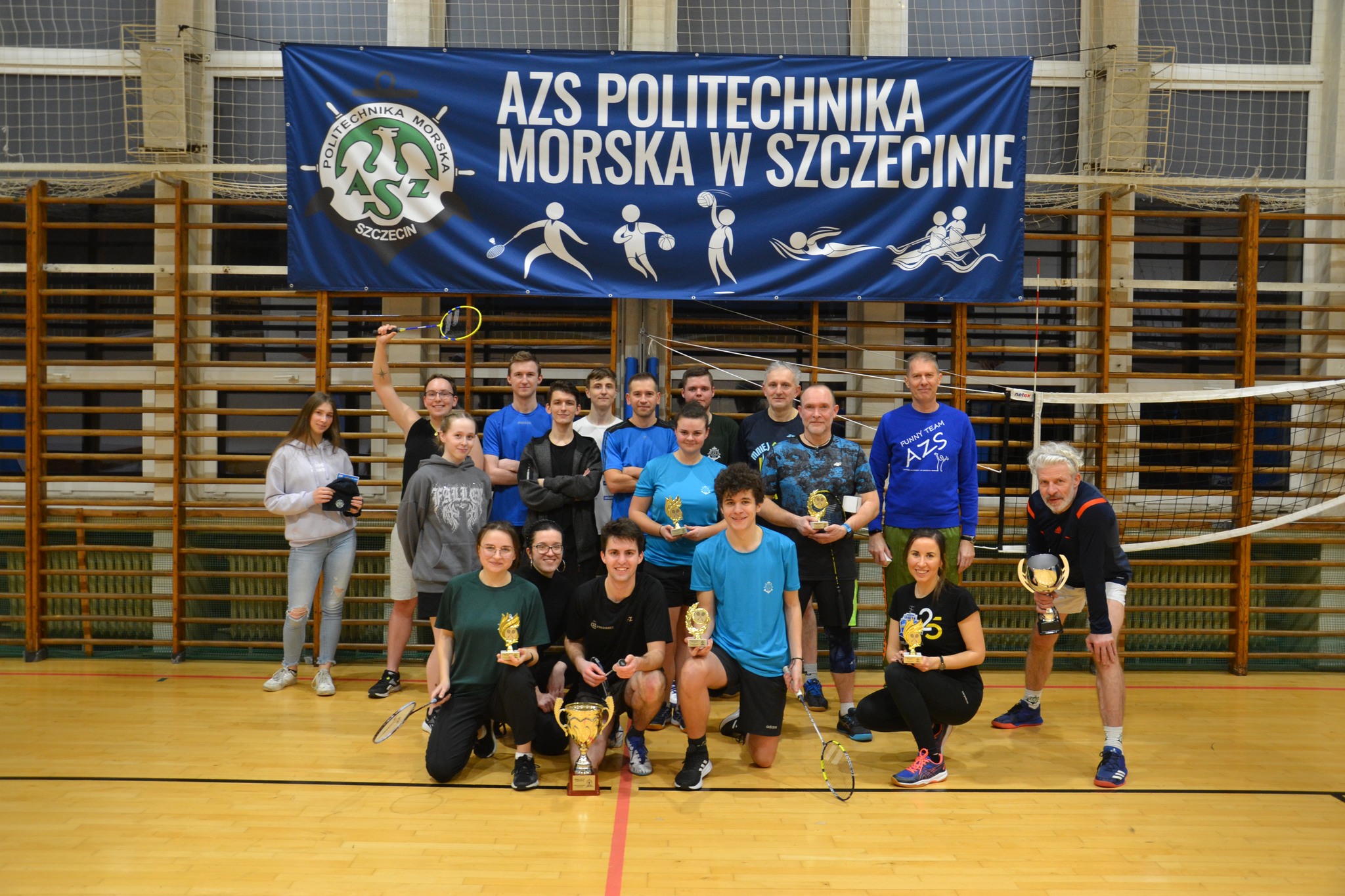 Uczestnicy Mistrzostw o Puchar Rektora PM w Badmintonie - zdjęcie grupowe