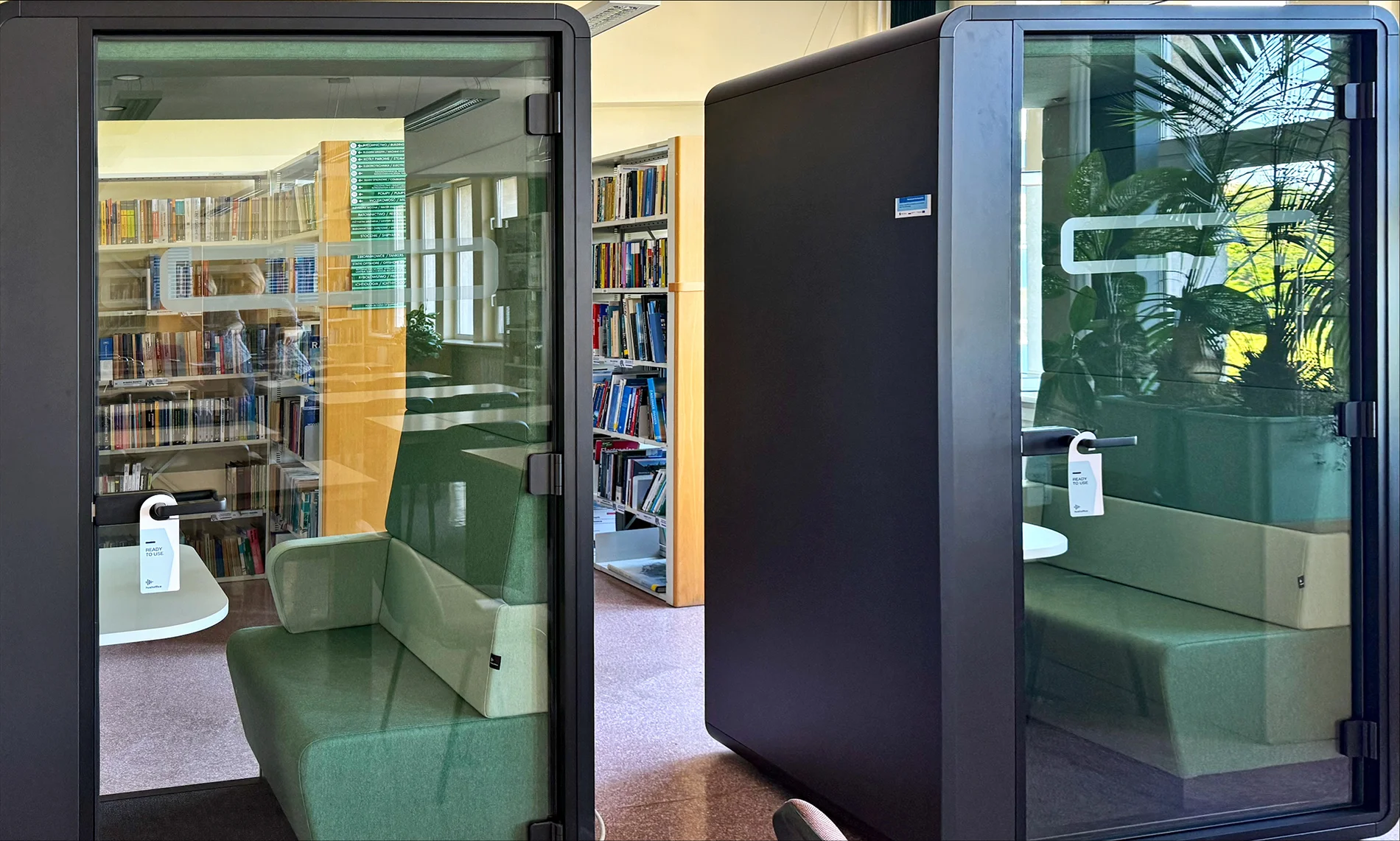 2 kabiny akustyczne w pomieszczeniu czytelni Biblioteki Głównej PM