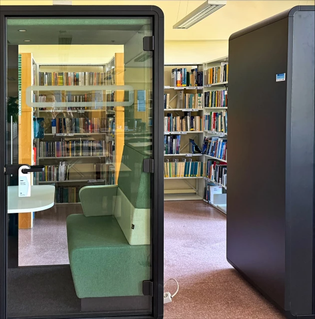 2 kabiny akustyczne w pomieszczeniu czytelni Biblioteki Głównej PM