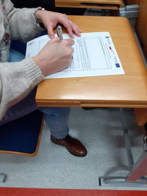 Zdjęcie osoby wypełniającej ankietę