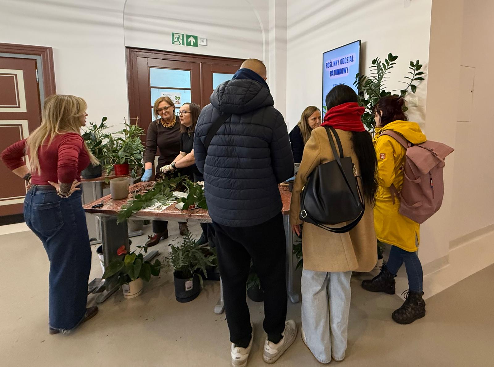 Studenci i pracownicy PM przy stanowisku Roślinnego Oddziału Ratunkowego