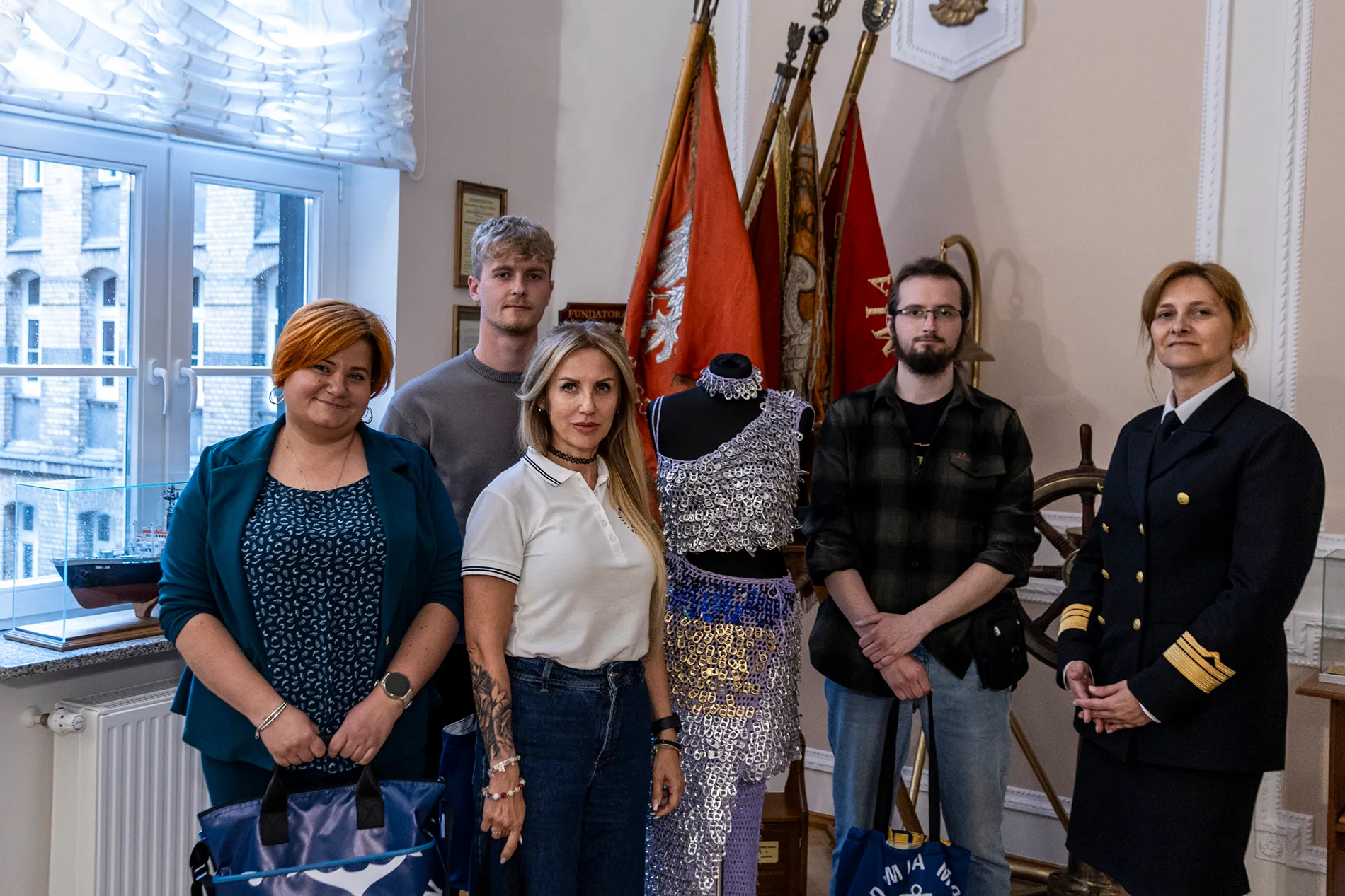 Laureaci KonkKursu na SDG i Prorektor ds. kształcenia i rozwoju Izabela Bodus-Olkowska - zdjęcie grupowe
