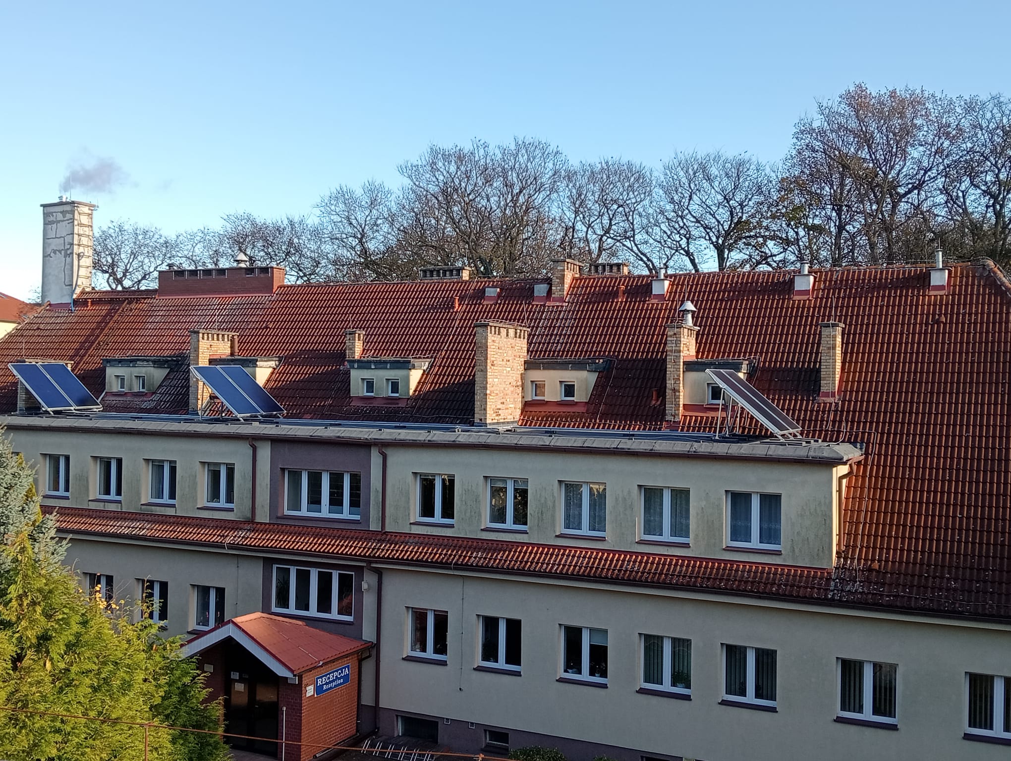 Ogniwa fotowoltaiczne na dachu Domu Pracy Twórczej