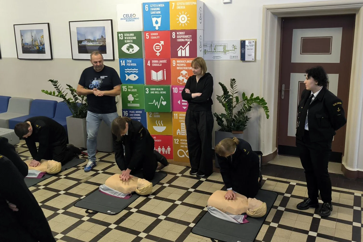 Studenci ćwiczą resuscytację na manekinach