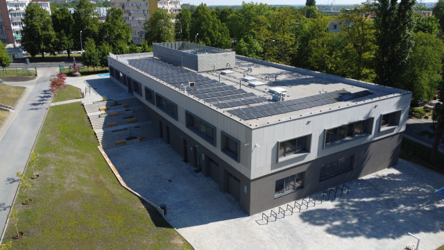 Ogniwa fotowoltaiczne na dachu budynku Wydziały Mechatroniki i Elektrotechniki
