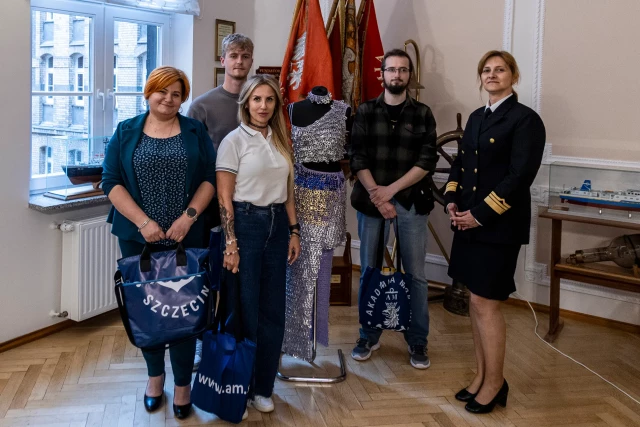 Laureaci KonkKursu na SDG z Prorektor ds. kształcenia i rozwoju Izabela Bodus-Olkowska - zdjęcie grupowe