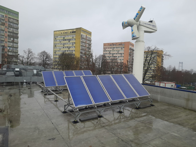 Ogniwa solarne na dachu hali basenowej przy ul. Willowej