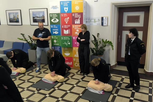 Studenci ćwiczą resuscytację na manekinach