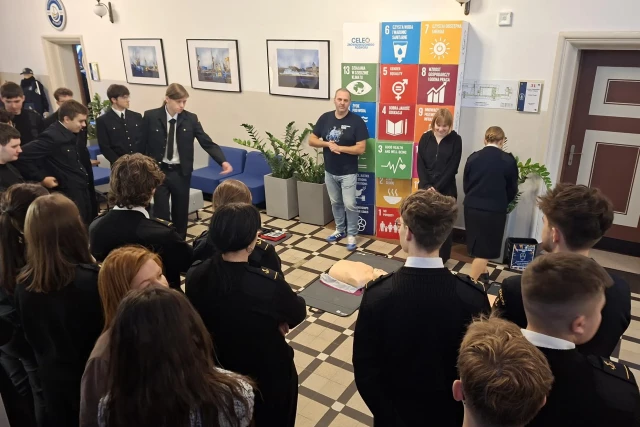 Studenci ćwiczą resuscytację na manekinach