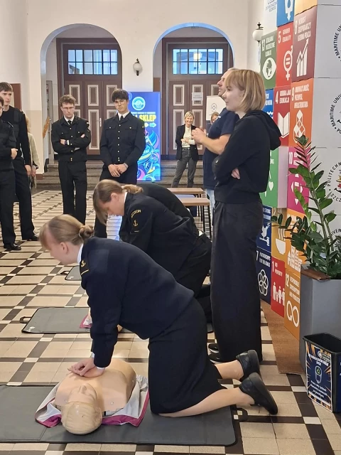 Studenci ćwiczą resuscytację na manekinach