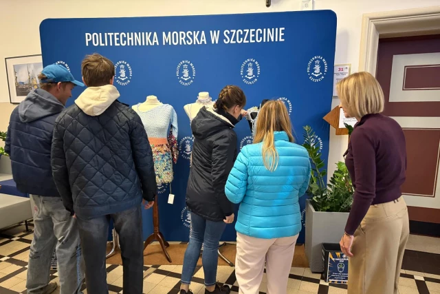 Wystawa sukienek z upcyclingu 