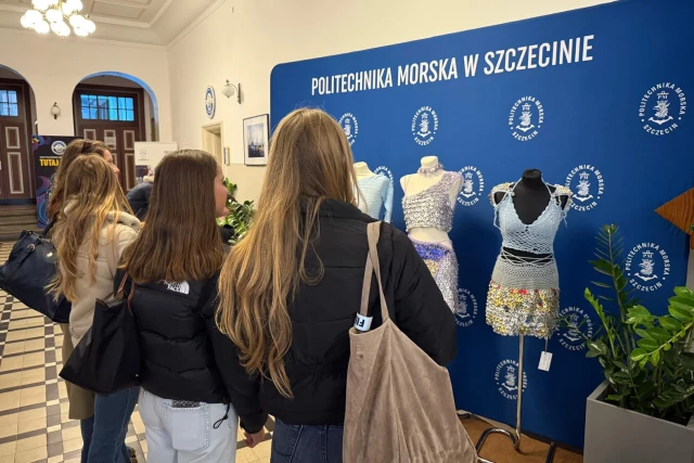 Wystawa sukienek z upcyclingu 