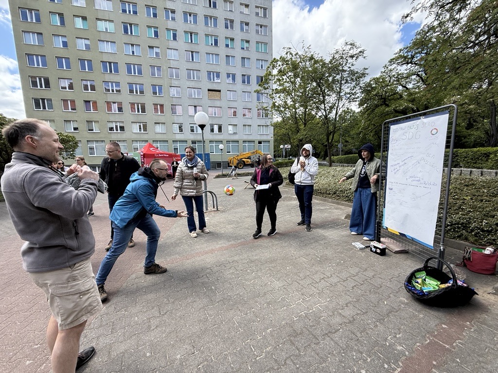 Studenci i pracownicy PM w Strefie SDG podczas Święta Szkoły