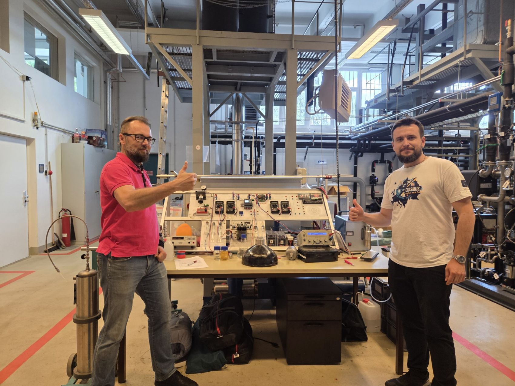 Koordynator wydziałowy programu Erasmus+ dr inż. Łukasz Mozga i dr inż. Piotr Brożek podczas prezentacji laboratoriów Hochschule Stralsund