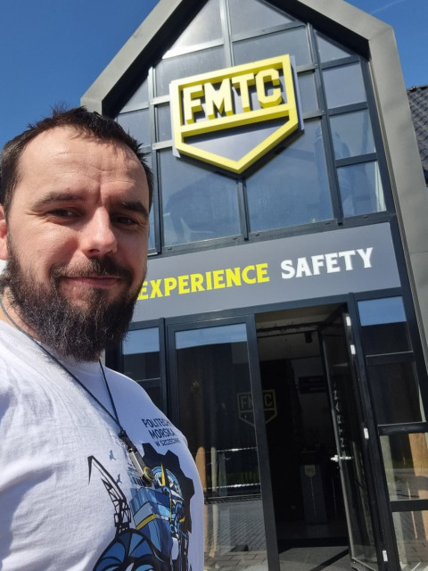 Pracownik ośrodka szkoleniowego MUSTC przed wejściem głównym FMTC Amsterdam