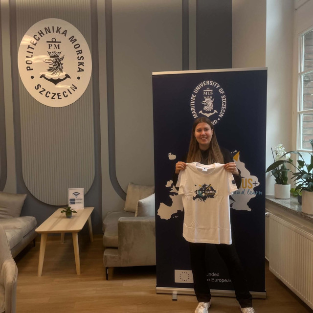 Studentka Politechniki Morskiej w trakcie ERASMUS+ days po otrzymaniu nagrody w konkursie 