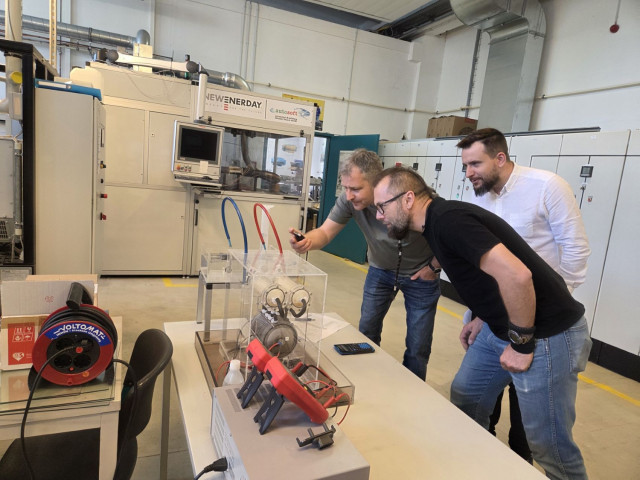 Wykładowcy Wydziału Mechatroniki i Elektroniki uczestniczą w pokazie w laboratorium Hochschule Stralsund