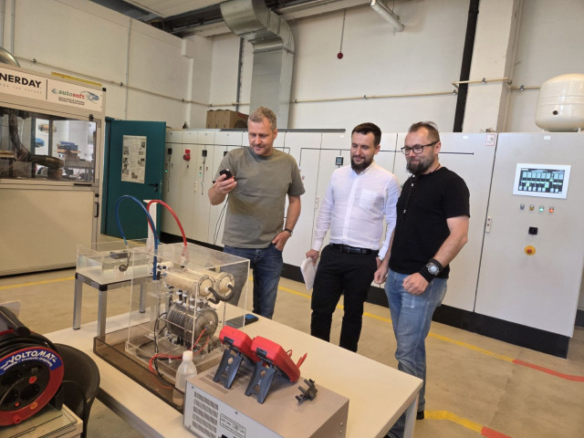 Dr inż. Piotr Brożek i koordynator wydziałowy programu Erasmus+ dr inż. Łukasz Mozga z wykładowcą Hochschule Stralsund w laboratorium