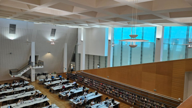 Widok z góry nowoczesnej biblioteki głównej University of Split