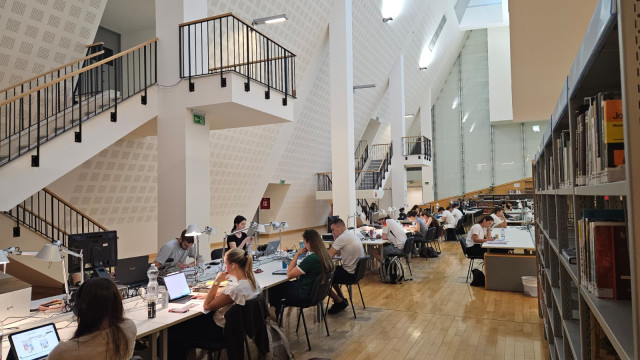Nowoczesna przestrzeń biblioteki głównej University of Split z uczącymi się studentami