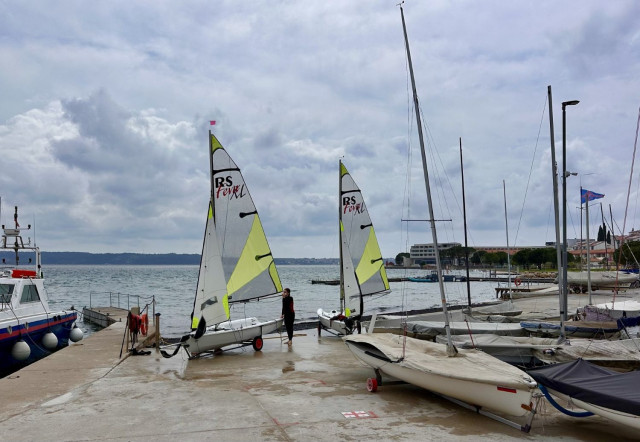 Codzienne życie lokalnej mariny w okolicach Koper