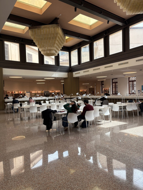 Wnętrze biblioteki Uniwersytetu w Mesynie
