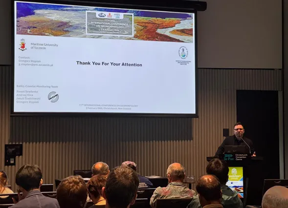 Dr hab. inż. Grzegorz Stępień prof. PM  w trakcie prezentacji na konferencji