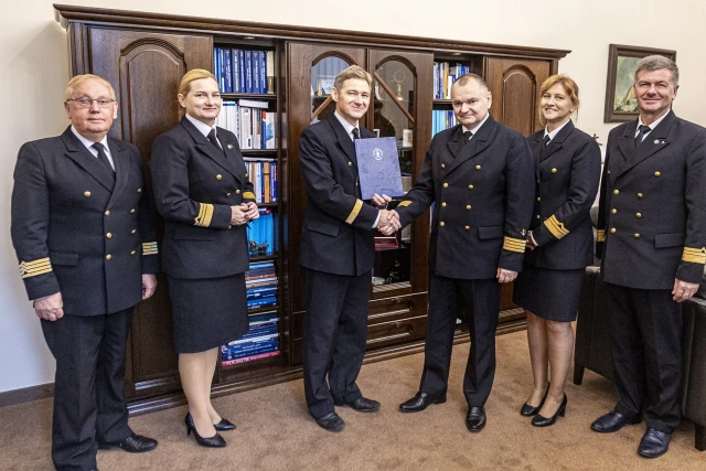Kanclerz Andrzej Durajczyk, Prorektor Agnieszka Deja, Dziekan WGOŚ Witold Kazimierski, Rektor PM Wojciech Ślączka, Prorektorzy Izabela Bodus-Olkowska i Artur Bejger po wręczeniu nominacji
