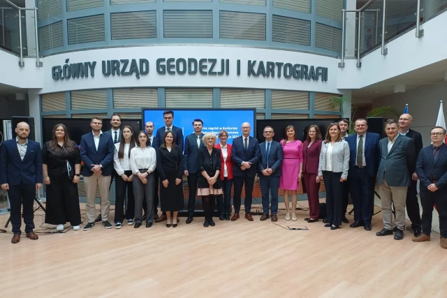 Uczestnicy wydarzenia - zdjęcie grupowe (fot. GUGiK)