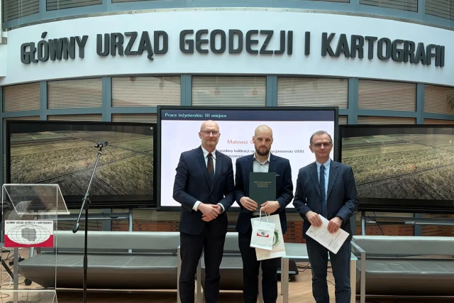 Laureat Mateusz Gurgul z przedstawicielami komisji konkursowej (fot. GUGiK)