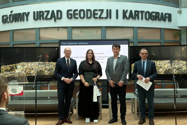 Laureatka Julia Mioduszewska z przedstawicielami komisji konkursowej (fot. GUGiK)