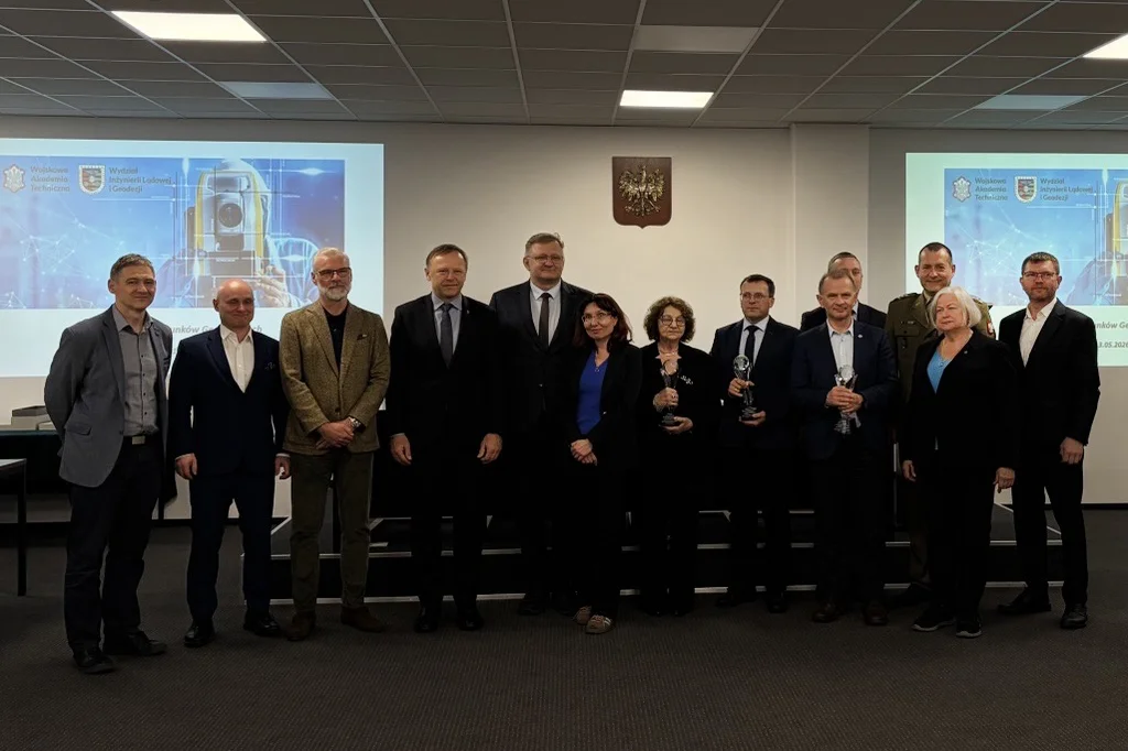 Zdjęcie grupowe uczestników Konwentu dziekanów Wydziałów Geodezyjnych 