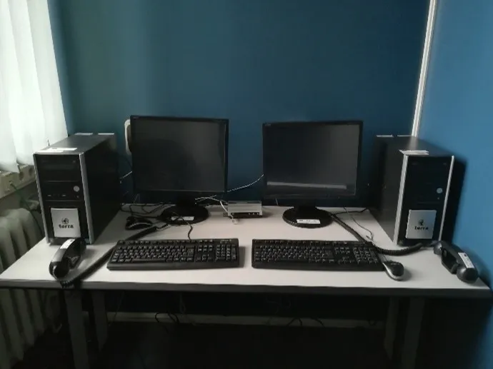 stanowisko komputerowe w Laboratorium GMDSS  WIiT PM
