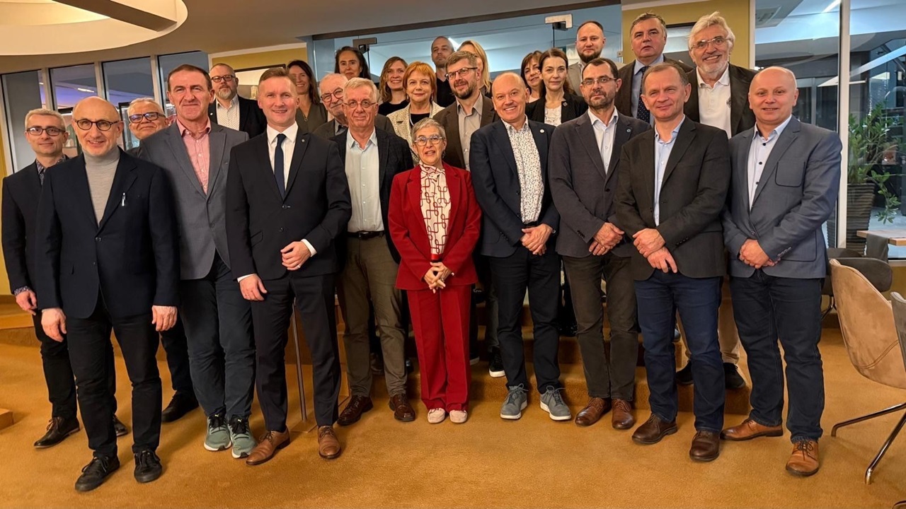 Uczestnicy posiedzenia Komitetu Geodezji PAN w kadencji 2024-2027 - zdjęcie grupowe