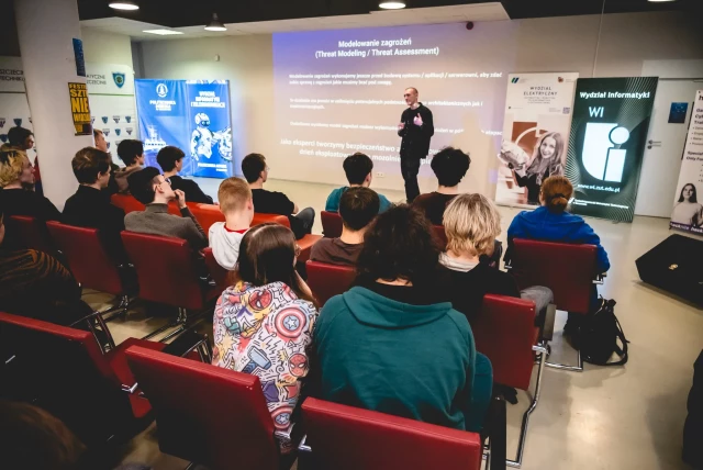 Laureaci, goście i organizatorzy piątej edycji Szkolnego Konkursu Informatycznego "CTF SCI#NET" 2025 na sali