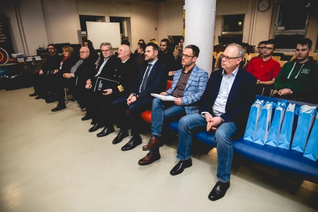 Laureaci, goście i organizatorzy piątej edycji Szkolnego Konkursu Informatycznego "CTF SCI#NET" 2025 na sali