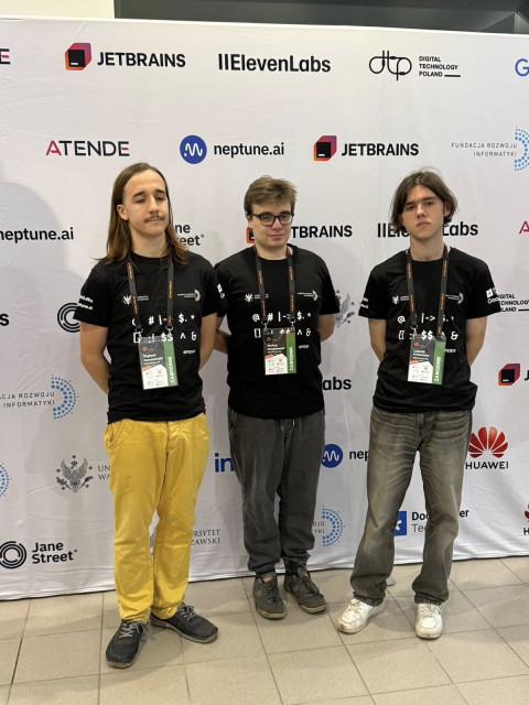 Reprezentanci naszego wydziału na ściance sponsorskiej, podczas zdjęcia drużynowego  