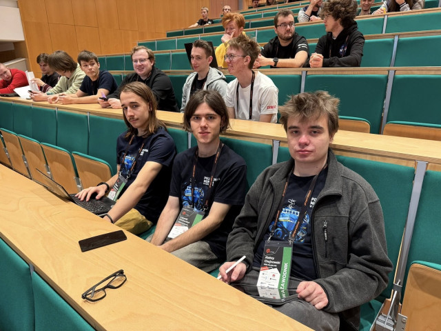 Studenci w trakcie sesji wykładowej na auli wydziału zarządzania